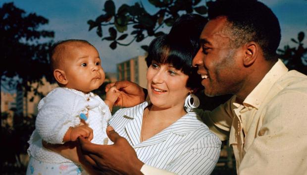 Pelé, con su esposa Rosmarie Riccione y su hija, Kelly Cristina en junio ​​de 1967
