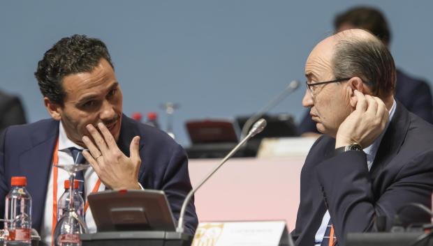 José Castro, a la derecha, actual presidente del Sevilla, con José María del Nido hijo, su vicepresidente