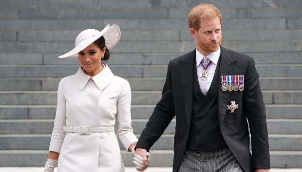 Prince Harry and Meghan Markle,Duchess of Sussex attending a service of thanksgiving for the reign of Queen Elizabeth II  in London Friday June 3, 2022 on the second of four days of celebrations to mark the Platinum Jubilee.
En la foto paseando de la mano