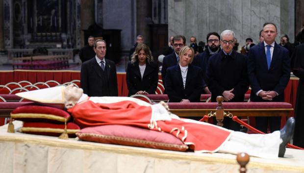 Giorgia Meloni da el último adiós a Benedicto XVI
