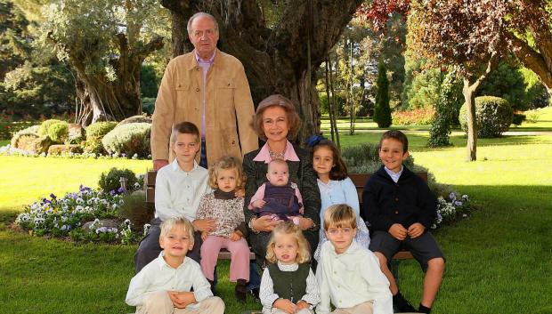 Los Reyes Don Juan Carlos y Doña Sofía junto a sus ocho nietos, en la felicitación de Navidad de 2007