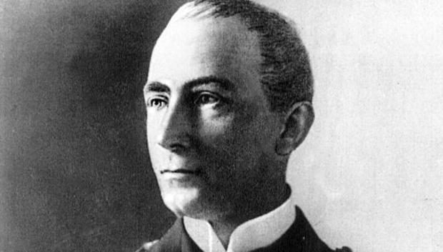 Karl von Müller , quien se desempeñó como oficial al mando del barco desde 1913
