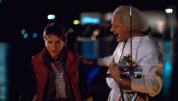 Michael J. Fox (Marty McFly) y Christopher Lloyd (Doc) en 'Regreso al futuro'