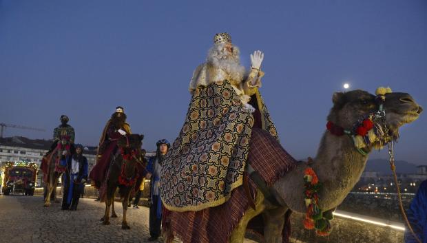 Los Reyes Magos montados en dromedario durante la cabalgata de Reyes de Orense