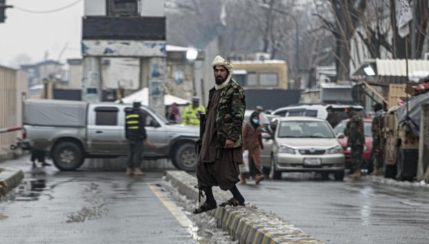 Un militar talibán en una de las calles de acceso al Ministerio de Relaciones Exteriores de Afganistán