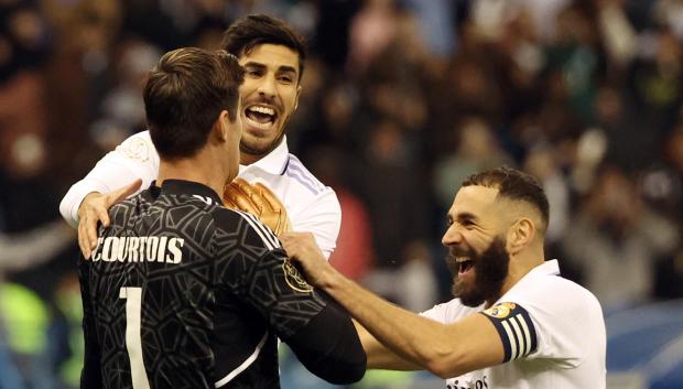 Benzema y Asensio, que anotaron sus penaltis, felicita a Courtois por pararle otro al Valencia