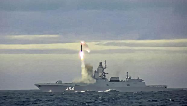 Imagen del lanzamiento de prueba de un misil Zircon desde la fragata Almirante Groshkov