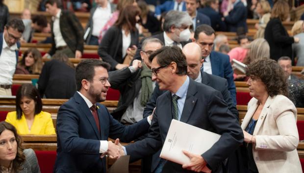 Pere Aragonés (izquierda) y Salvador Illa (derecha) se saludan en el Parlamento de Cataluña