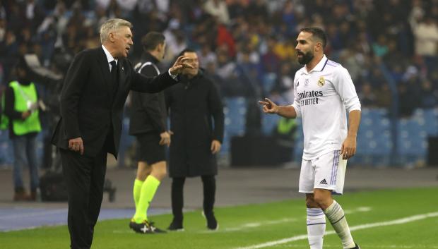 Ancelotti da órdenes a Carvajal en la final de la Supercopa de España