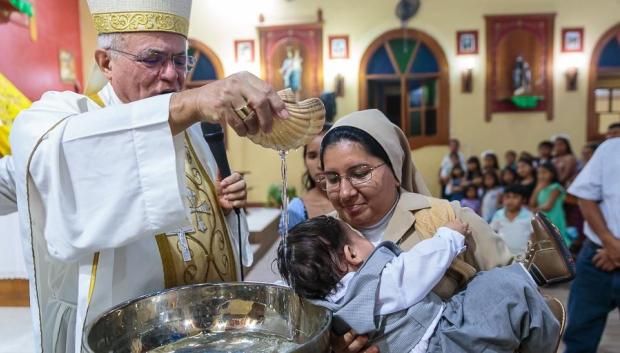 El obispo bautiza un niño en El Dorado