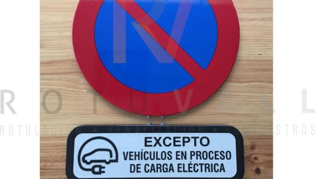 Señal de prohibido aparcar excepto para coches eléctricos que están cargando