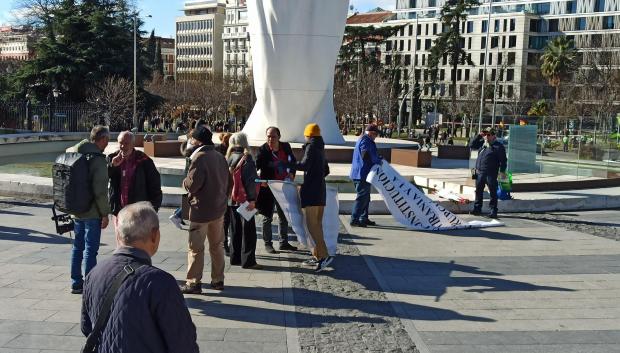 Un grupo de personas recoge los restos de la manifestación de Colón que obligó a cambiar la protesta contra Sánchez