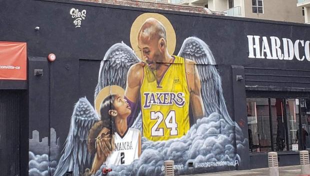 Mural en Los Angeles en honor a Kobe Bryant y su hija Gianna