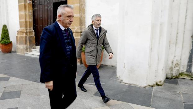 El ministro del Interior, Fernando Grande-Marlaska (d), sale de la iglesia de donde se produjo el atentado en Algeciras