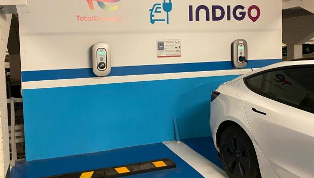 Un coche eléctrico de la marca Tesla en plena carga rápida