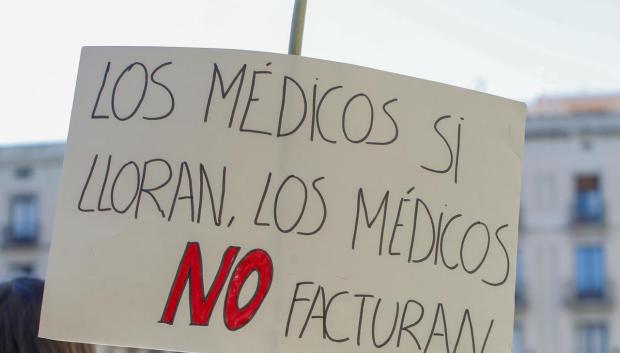 Miles de médicos participan en el segundo día de huelga en la sanidad pública en Cataluña