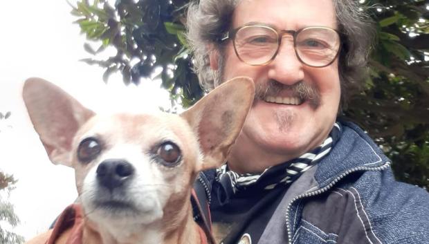Ángel Ateca y su perro fallecido