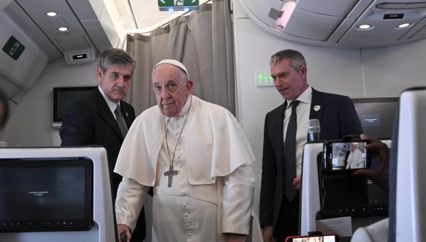 El Papa Francisco, en el avión de camino a Roma tras su viaje por Congo y Sudán