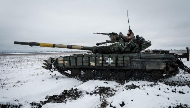Un militar ucraniano sobre un tanque T-64 cerca de la línea del frente en la región de Donetsk