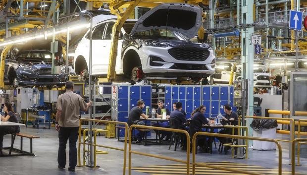 Operarios en la fábrica de automóviles de Ford en Almussafes