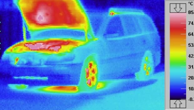 Imagen térmica del capó de un coche