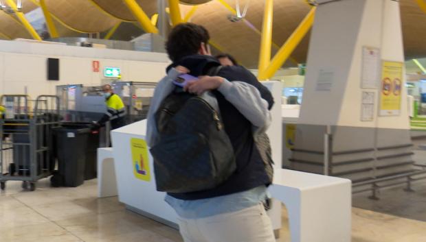 El abrazo de despedida de Felipe de Marichalar y su amiga en Barajas
