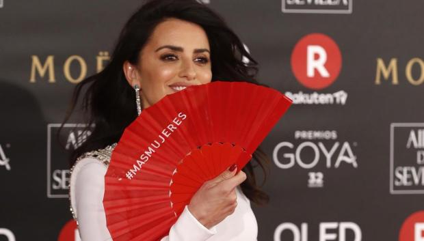 La actriz Penélope Cruz luce un mensaje feminista en la alfombra roja de los Goya 2018