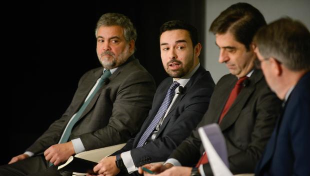 De izquierda a derecha, José Manuel Arcenegui (Banca March), Moisés Rodríguez (Profand) y Gonzalo Gómez (MARF) dialogan con Bieito Rubido.