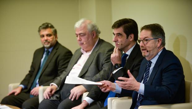 El director de El Debate, Bieito Rubido, junto a los participantes en la mesa redonda: José Manuel Arcenegui (Banca March), Luis de Valdivia (Ecoener) y Gonzalo Gómez (MARF).