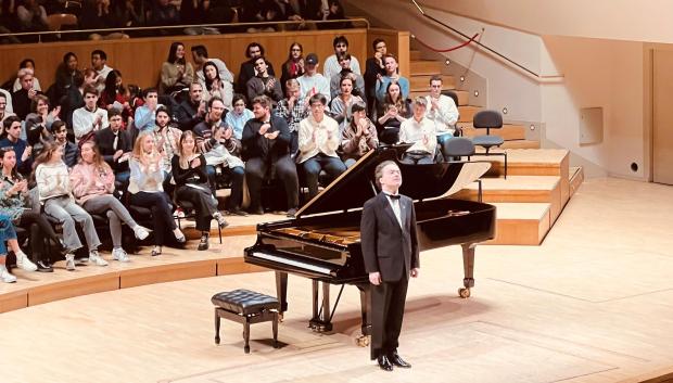 El pianista Evgeny Kissin junto a los cien estudiantes