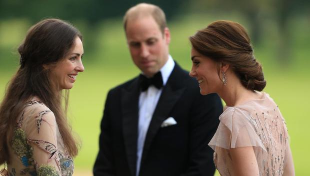 Rose Hanbury, a la izquierda de la imagen, junto al Príncipe Guillermo y Kate Middleton en una imagen de 2022