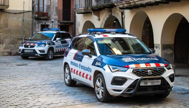 Imagen de archivo de dos vehículos de los Mossos d'Esquadra