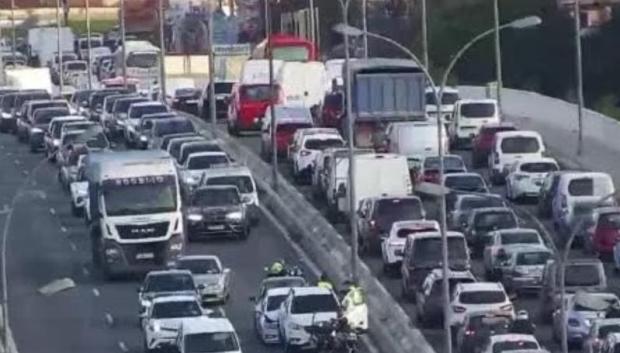 Imagen de una retención en la entrada a Valencia.
