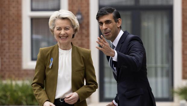 Britain's Prime Minister Rishi Sunak (R) greets European Commission chief Ursula von der Leyen as she arrives at the Fairmont Hotel in Windsor, west of London on February 27, 2023, ahead of their meeting. - Britain and the European Union were on Monday poised to agree a crucial overhaul of trade rules in Northern Ireland, in a breakthrough aimed at resetting strained relations since Brexit. (Photo by Dan Kitwood / POOL / AFP)