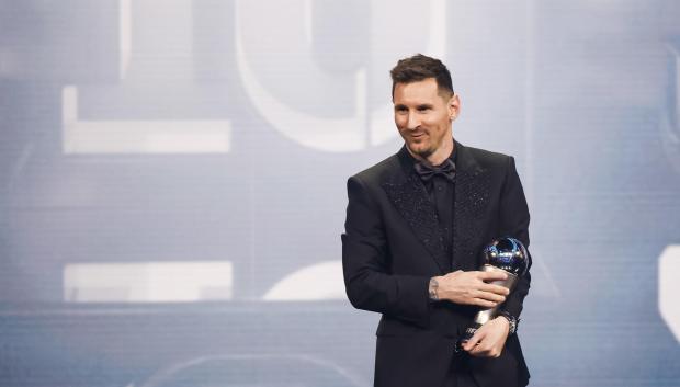 Leo Messi con el premio The Best 2022