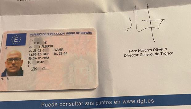 Carnet de conducir actual remitido por la DGT y firmado por Pere Navarro