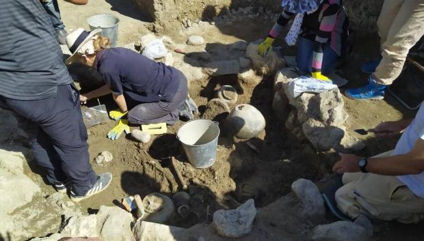 Arqueólogos trabajan en la excavación de la tumba