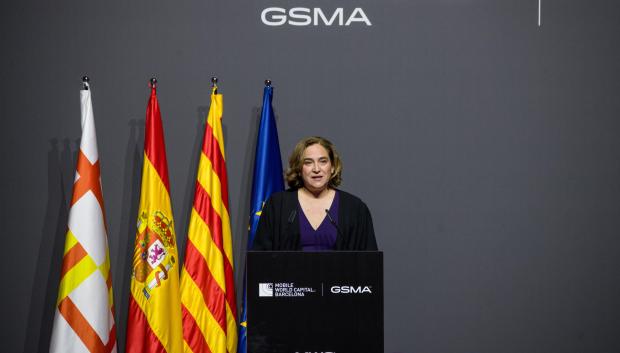 La alcaldesa de Barcelona, Ada Colau, interviene durante la cena oficial del MWC Barcelona 2023