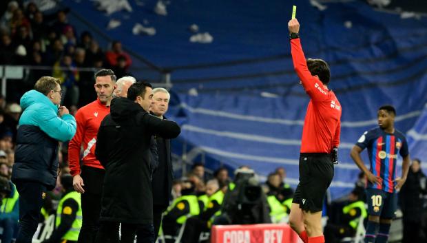 xavi hernandez tarjeta amarilla