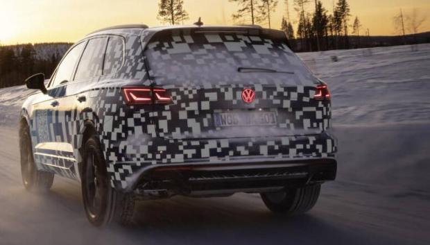 Logotipo trasero en color rojo del nuevo VW Touareg
