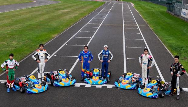 Fernando Alonso disfruta de un día de karting con los jóvenes pilotos de A14 Management