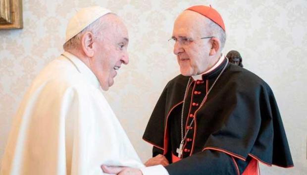 El cardenal arzobispo de Madrid, Carlos Osoro, saluda al Papa Francisco