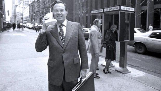 John F. Mitchell, vicepresidente de Motorola, en Nueva York con el DynaTAC en 1973