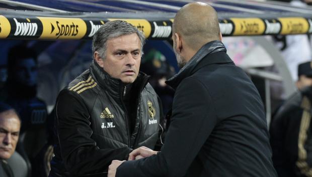 José Mourinho saluda a Guardiola en un Real Madrid-Barcelona del año 2012