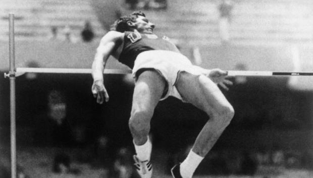 Dick Fosbury empleando la técnica de salto que lleva su nombre en los JJOO 86