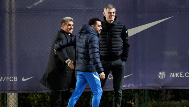 Enric Masip junto a Joan Laporta y Xavi Hernández durante un entrenamiento del Barça