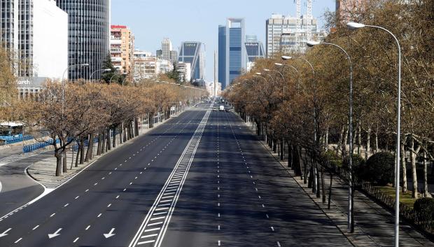 El Paseo de la Castellana, en Madrid, prácticamente desierto con las cuatro torres, el epicentro empresarial de la capital española, al fondo