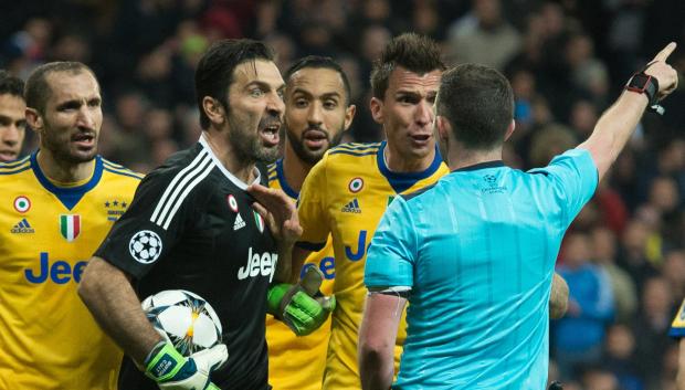 El portero italiano Buffon quejándose al árbitro por señalar penalti