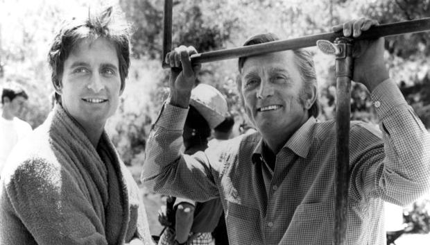 Michael y Kirk Douglas en 1969