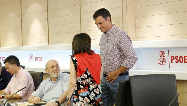 Tezanos junto a Pedro Sánchez, en una imagen de archivo